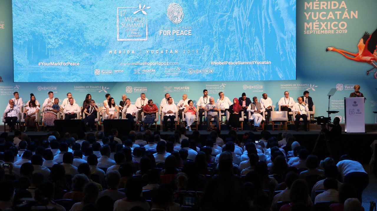 El gobernador Mauricio Vila Dosal da la bienvenida a los premios Nobel de la Paz para construir un mundo mejor