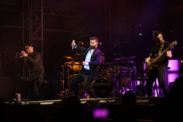 Ricky Martin deja su huella por la paz en el Paseo de Montejo, en Mérida (Vídeo)