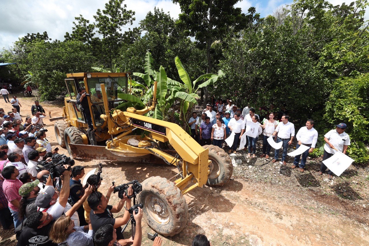 Construye el gobierno estatal caminos saca cosechas para beneficiar a los productores yucatecos