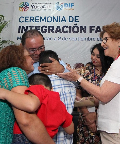 Doce niños se integran a sus nuevas familias adoptivas en emotiva ceremonia