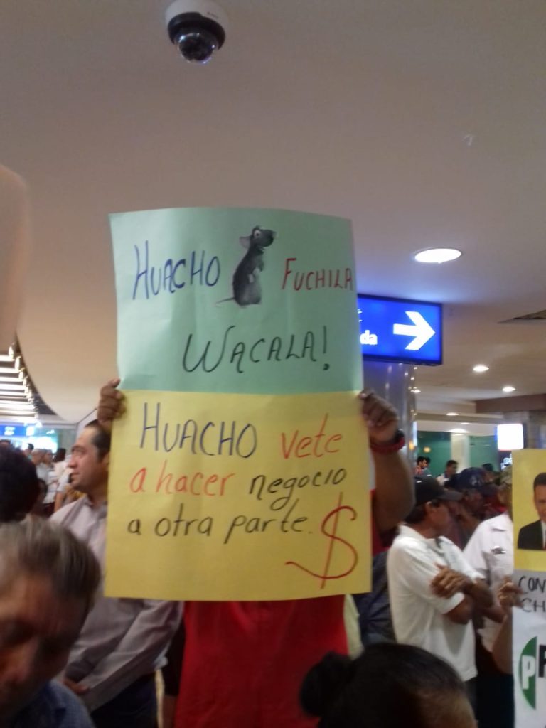 El presidente López Obrador llega a Mérida y lo reciben con protestas contra su “súperdelegado”