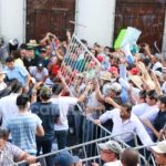 El policía agredido por violentos provocadores resulta con varias lesiones