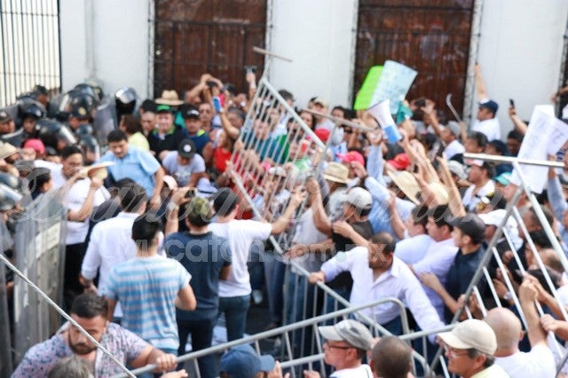 El policía agredido por violentos provocadores resulta con varias lesiones