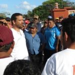 “Huacho” Díaz detrás de un grupo de pescadores que se niegan a recibir sus vales de despensa