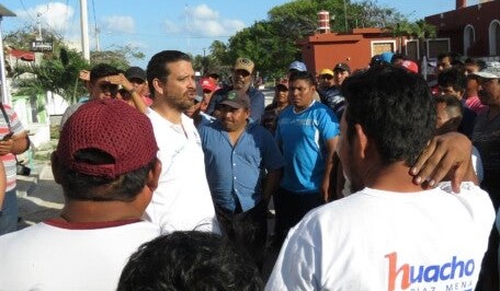 “Huacho” Díaz detrás de un grupo de pescadores que se niegan a recibir sus vales de despensa