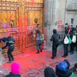 Feministas protestan contra López Obrador y pintan Palacio Nacional