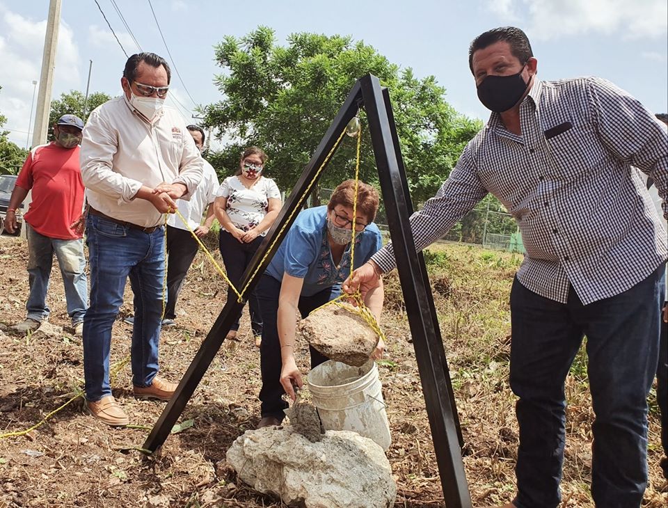 Huacho se promociona poniendo “primeras piedras” pero no ayuda en el pago de apoyos y becas