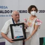 Dan a Luis Alvarado Alonzo la Medalla “Oswaldo Baqueiro López” 2020