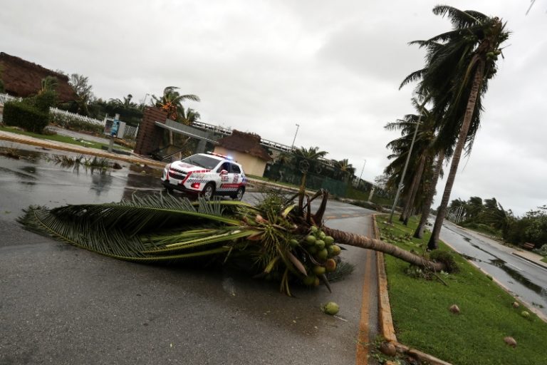 Reportan en Yucatán diversas afectaciones como  inundaciones y caídas de árboles por “Delta”