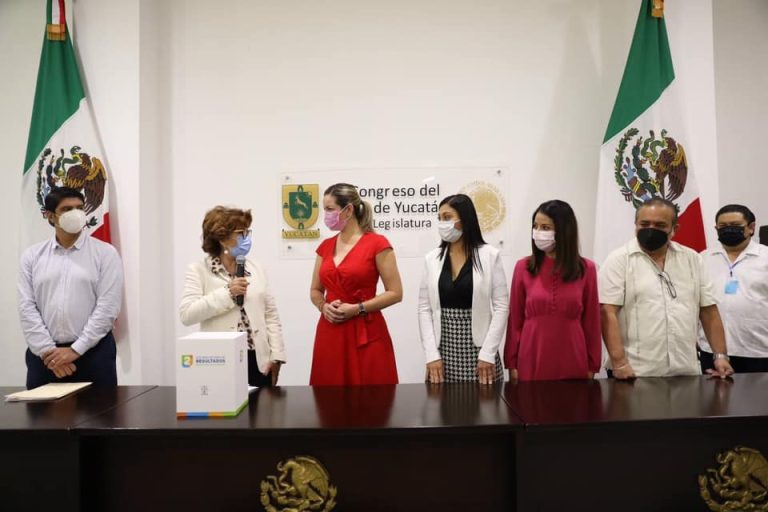 Entrega Vila Dosal su Segundo Informe de Gobierno