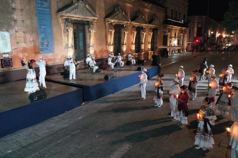 Con serenata transmitida vía electrónica inicia Mérida su 479 aniversario