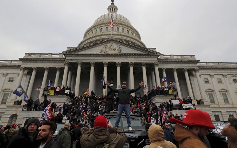 Extremistas armados pro-Trump planean rodear el Capitolio antes de la toma de posesión de Biden