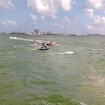 Se desploma una avioneta en la laguna Nichupté, hay un muerto