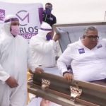 Metido en un ataúd arranca su campaña; ofrece que  si no cumple se entierra vivo