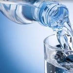 Vinculan casos de enfermedades hepáticas con agua embotellada