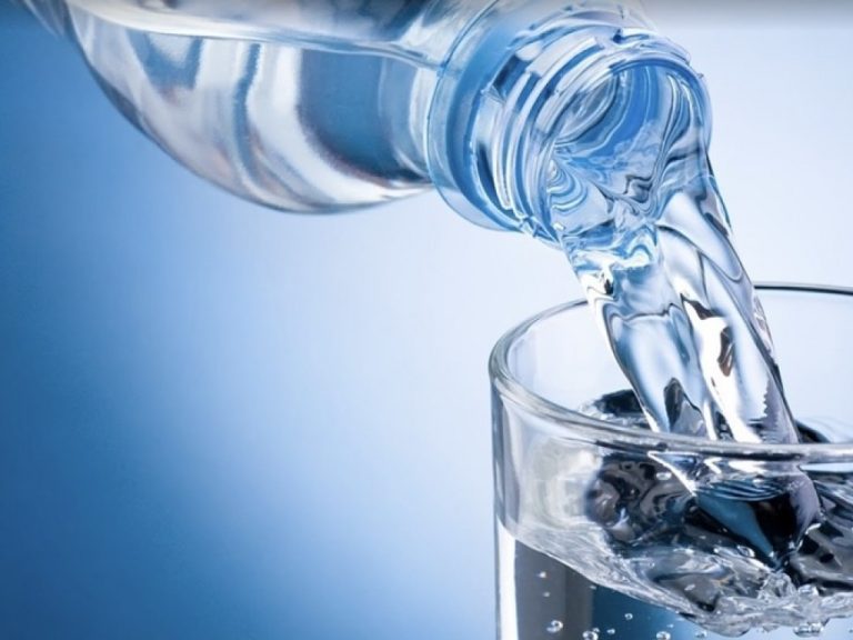 Vinculan casos de enfermedades hepáticas con agua embotellada