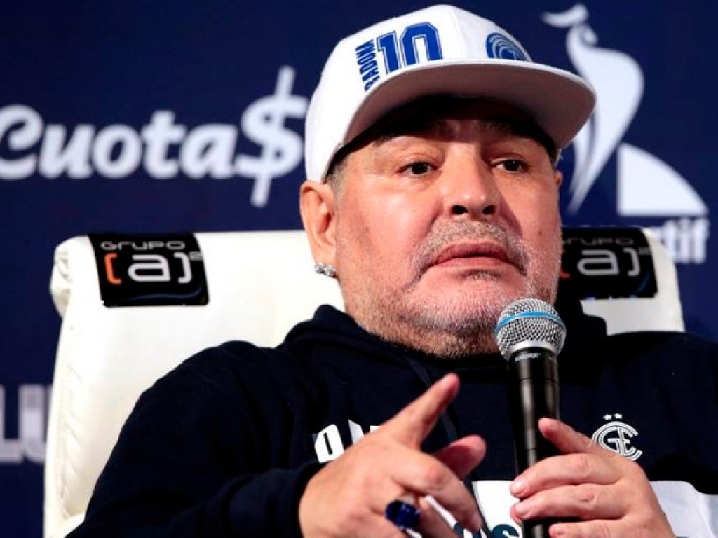 El equipo de médicos de Maradona lo abandonó “a su suerte”, señala informe