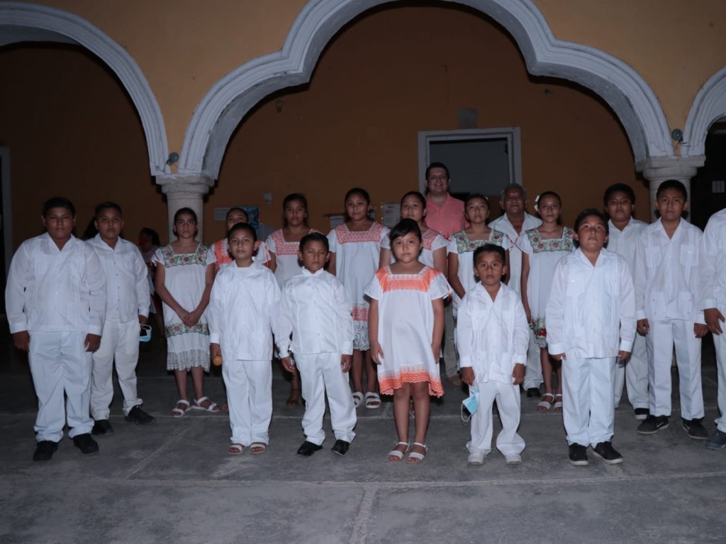 Canaive Delegación Yucatán dona vestuario a los integrantes del Coro Infantil “Túumben K’aay” de Kinchil