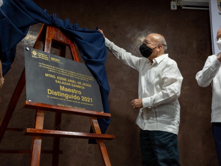 El matemático y astrónomo Eddie Salazar Gamboa recibe la presea de Maestro Distinguido 2021