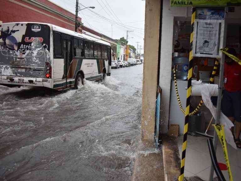 Ondas tropicales dejan fuertes lluvias en la Península de Yucatán