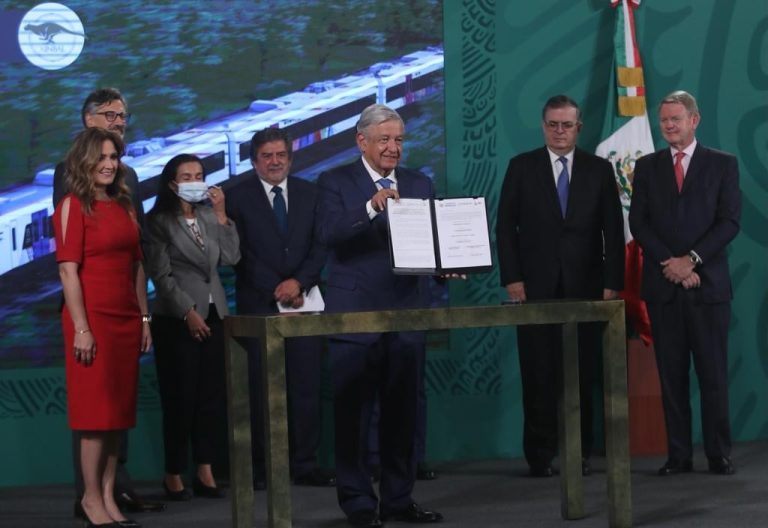 Firman convenio para construir los vagones del Tren Maya