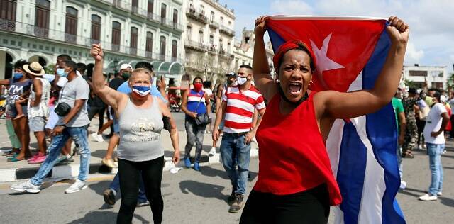 Miles de cubamos salen a protestar para pedir libertad y comida pero el régimen comunista los amenaza