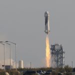 Jeff Bezos realizó con éxito el primer vuelo al espacio con la nave New Shepard