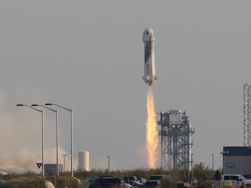 Jeff Bezos realizó con éxito el primer vuelo al espacio con la nave New Shepard