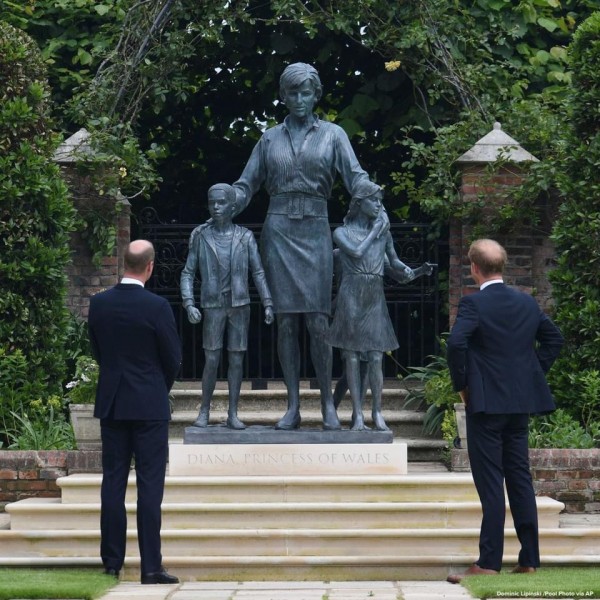 Reencuentro entre William y Harry en la inauguración de la estatua de Diana