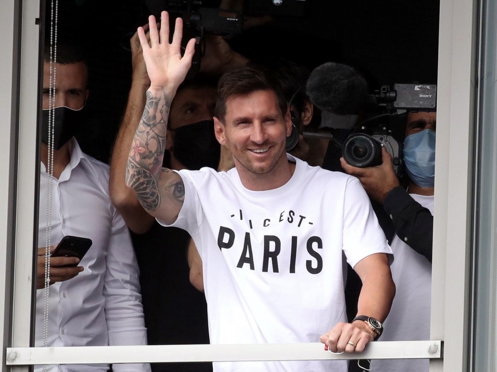 Messi acepta la oferta del PSG; ya se presentó en París