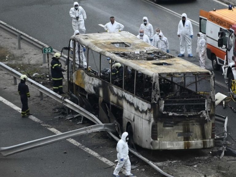 Mueren calcinados 46 pasajeros al interior de autobús en Bulgaria