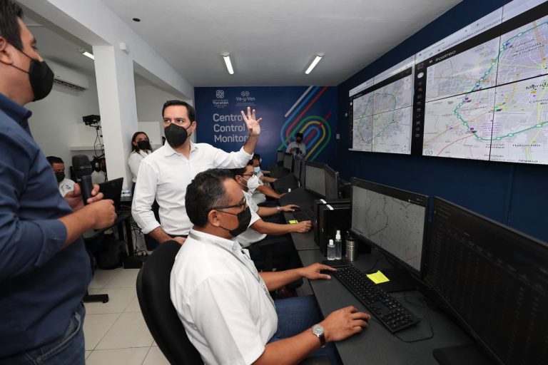 El Gobernador Mauricio Vila Dosal supervisa el Centro de Control y Monitoreo del sistema de transporte público “Va y ven”