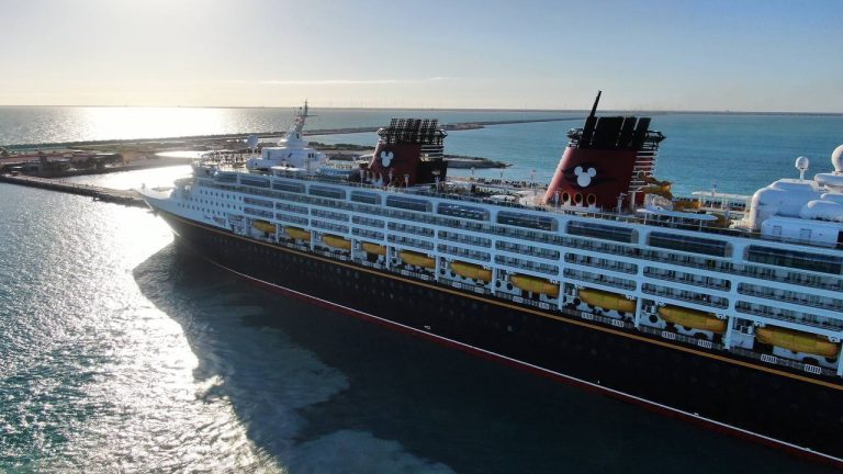 Llega a Yucatán por primera vez el crucero de lujo Disney Wonder, con 1,380 pasajeros a bordo