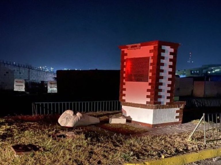 Derriban y decapitan estatua de AMLO recién colocada