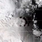 Captan desde el espacio la erupción del volcán submarino que causó un tsunami en Tonga y varios países (vídeo)