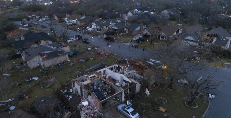 Texas y Oklahoma son azotados por tornados