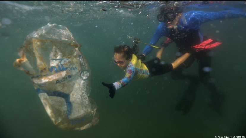 Sigue la contaminación, comemos en microplásticos el equivalente a una tarjeta de crédito a la semana