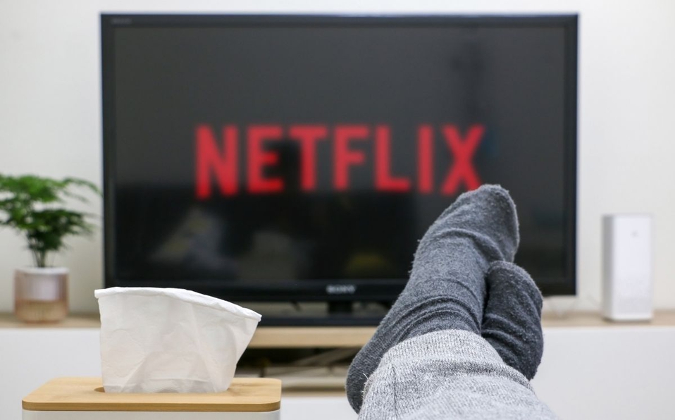 Netflix considera ofrecer planes más baratos y con publicidad, tras caída de usuarios