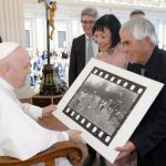 Recibe el Papa al fotógrafo y a la “niña del napalm” de Vietnam