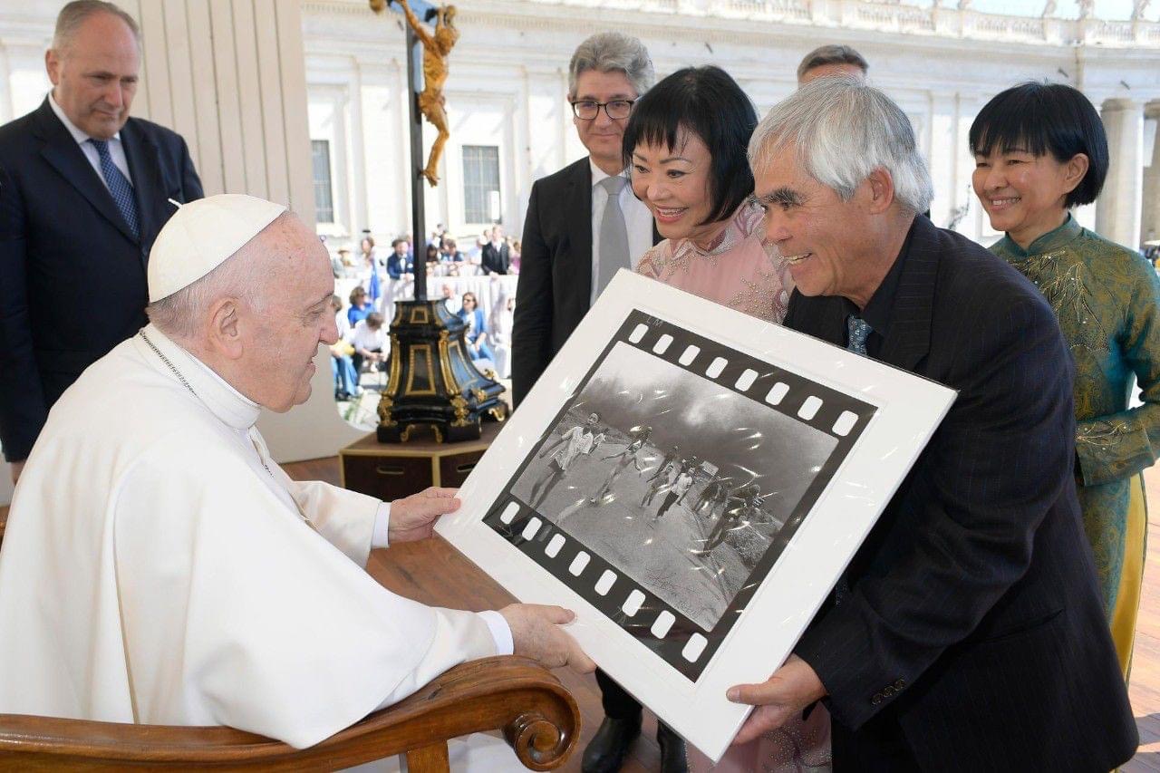 Recibe el Papa al fotógrafo y a la “niña del napalm” de Vietnam