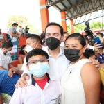 El Gobernador Mauricio Vila Dosal entregó lentes gratuitos a niñas, niños y adolescentes de Yucatán para garantizar un mejor desempeño escolar