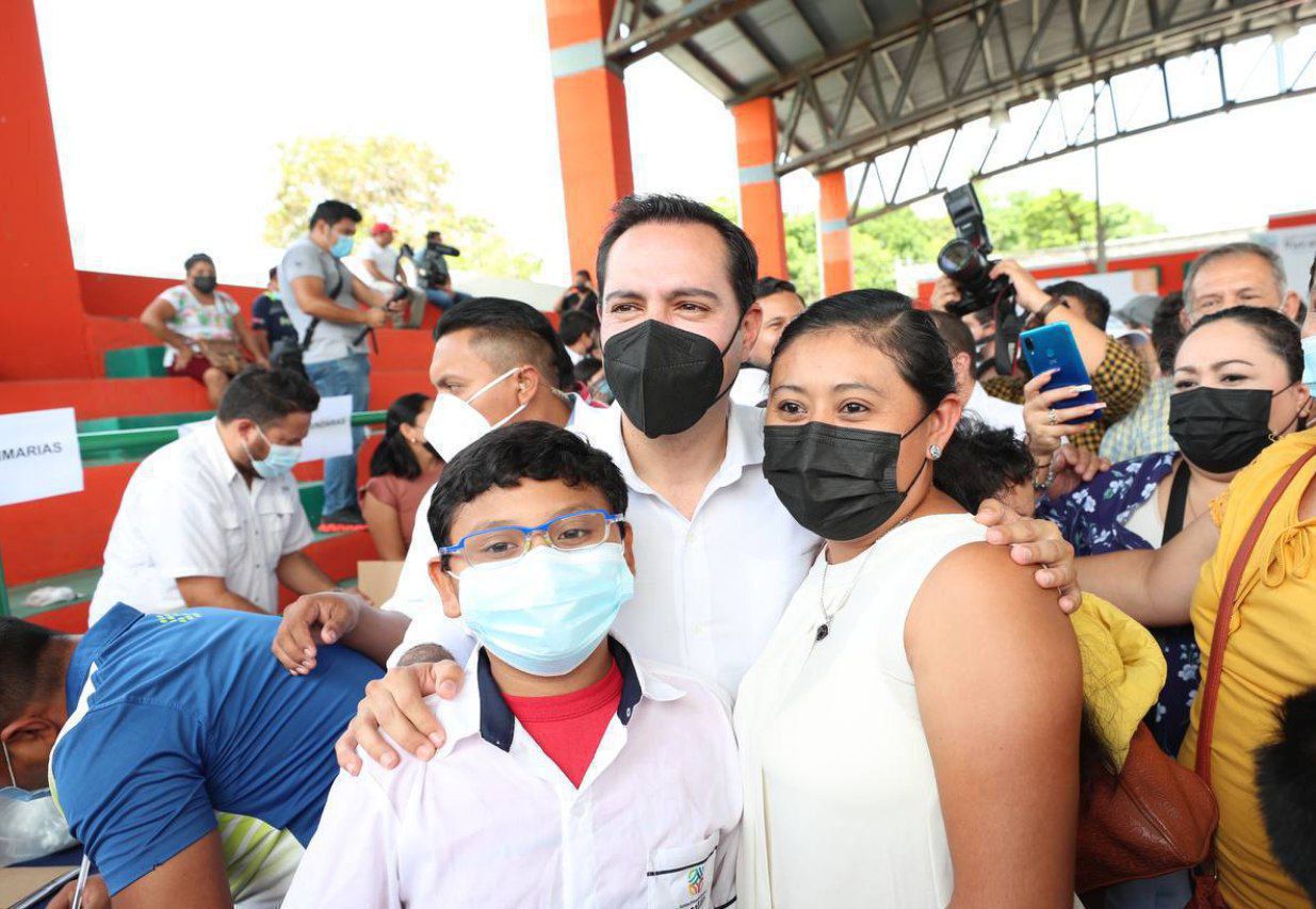 El Gobernador Mauricio Vila Dosal entregó lentes gratuitos a niñas, niños y adolescentes de Yucatán para garantizar un mejor desempeño escolar