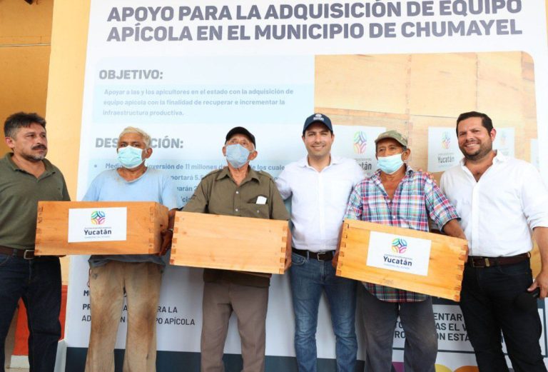 Con apoyo del Gobernador Mauricio Vila Dosal, personas con problemas visuales y de escasos recursos reciben lentes graduados 