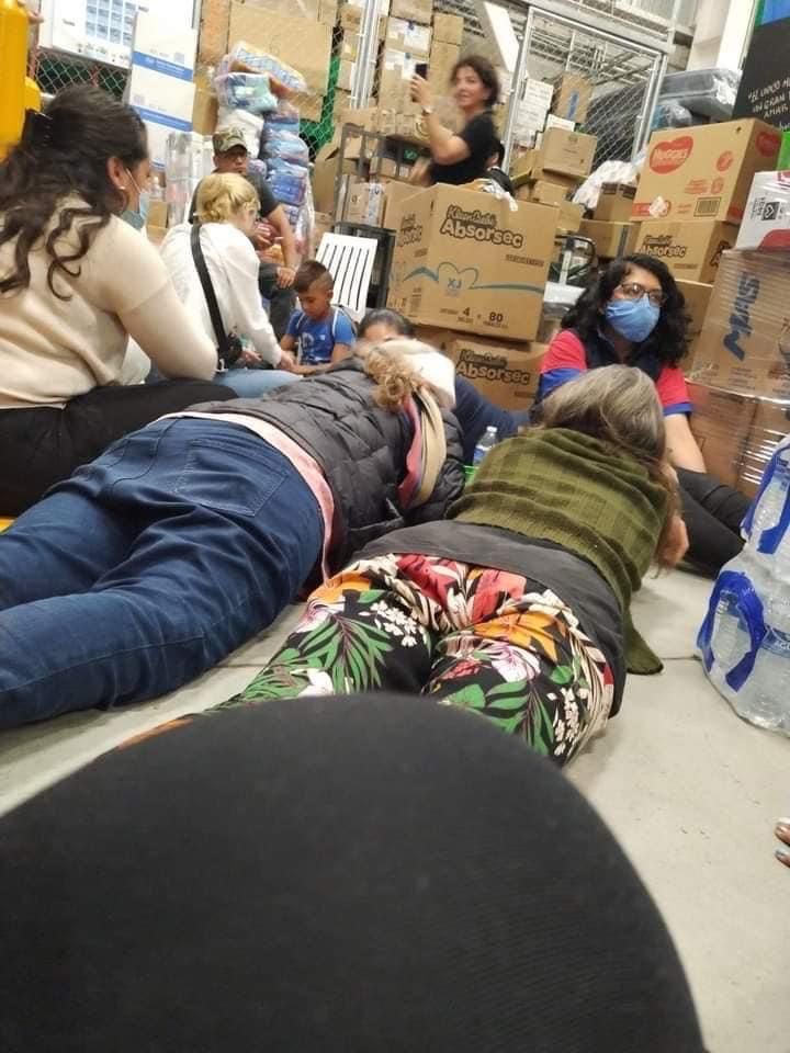 Tirados en el piso de un supermercado se protegen de las balas en San Cristóbal de las Casas