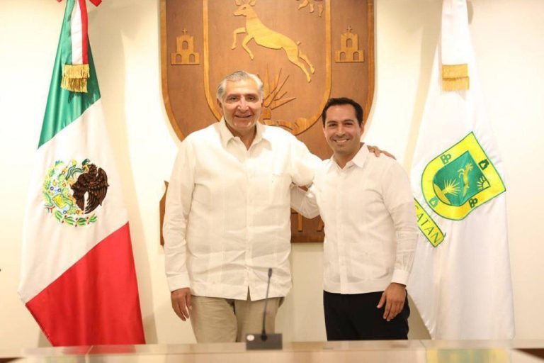 Presenta el Gobernador Mauricio Vila Dosal al titular de la Segob, Adán Augusto López Hernández, el proyecto Ie-tram