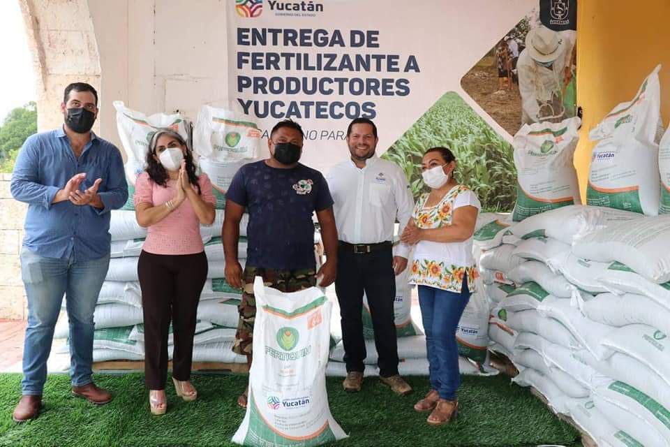 Productores agrícolas de Chankom, Espita y Santa Elena, reciben apoyo de fertilizantes para impulsar sus unidades