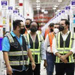 Supervisa el Gobernador Mauricio Vila Dosal la operación del nuevo centro logístico que la multinacional Amazon tiene en Yucatán