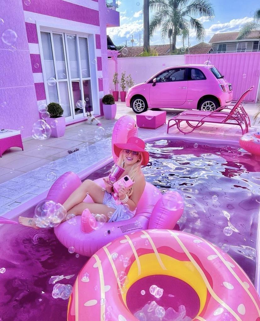 Influencer pinta toda su casa para que se parezca a la de Barbie