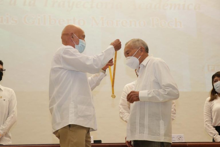 El Ingeniero Luis Gilberto Moreno Pech recibe homenaje en la UADY