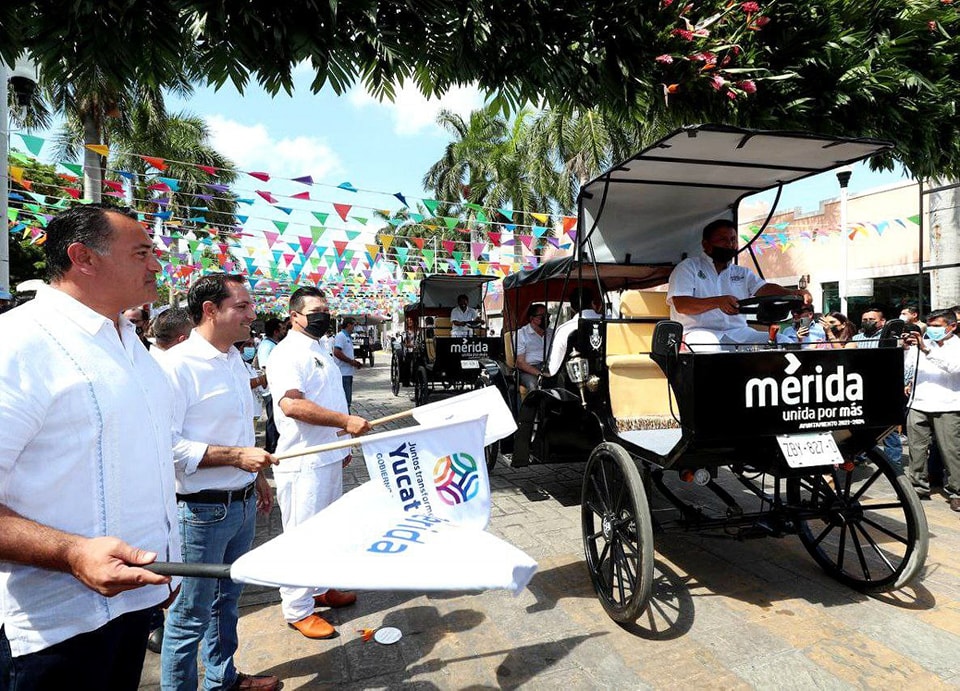 El Gobernador Mauricio Vila Dosal y el Alcalde de Mérida, Renán Barrera Concha, presentaron las calesas eléctricas que a partir de ahora brindan recorridos por la ciudad de Mérida